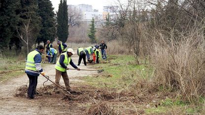 Общински работници почистват алеите край Бедечка