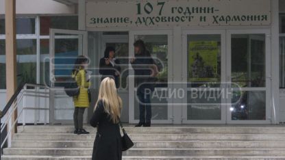 Десислава Радева (вдясно) разговаря с директора на ОУ 