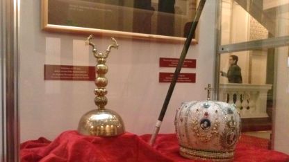 Звънецът от Учредителното събрание и архиерейската корона на екзарх Антим I в изложба в Народното събрание