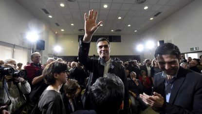 Днешното вътрешнопартийно гласуване е и тест за авторитета на лидера на испанските социалисти Педро Санчес (с вдигнатата ръка)