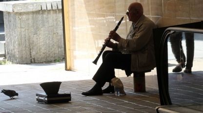Уличен музикант свири на кларинет 