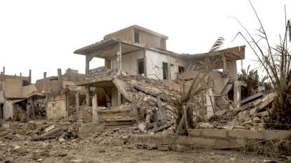Разрушения от военни действия през 2017 г. в източната сирийска провинция Дейр аз Зур, където в нощта срещу понеделник бяха нанесени въздушни удари срещу проправителствени бойци.