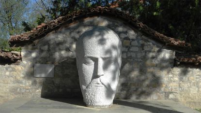 Паметник Мак-Гахану в городе Елена