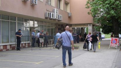 В 19.53 часа В РИК-Видин пристигнаха първите представители на секционна избирателна комисия с изборните книжа