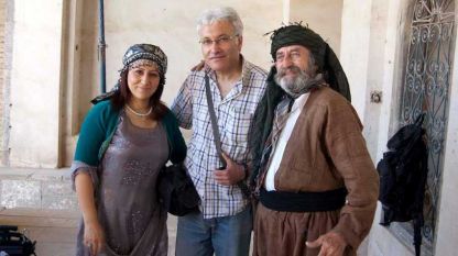Хъдър Салфидж Ал-Хъдър (в средата) с кюрдските актьори от град Ербил: Раушен Файек (вляво) и Омар Чаушин.