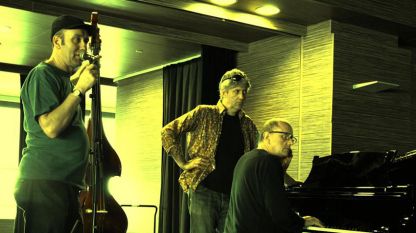 Лойд Суонтън, Тони Бък и Крис Ейбрахамс в „Цанкарьев дом”, Любляна (архив на „Аларма”, 2009 г.)