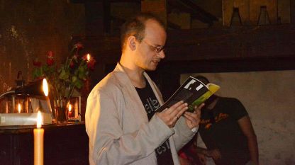 Васил Прасков чете един от разказите по време на премиерата на книгата