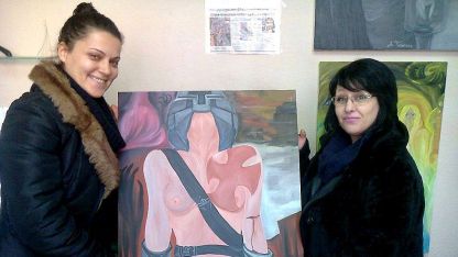 Даниела Петрова (вдясно) направи мил жест към Радио ВИДИН, като подари една от картините си на медията