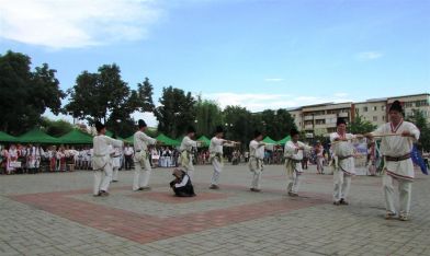 Група Калушари от село Златия на фестивал в Румъния, юни 2014 година