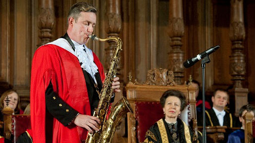 Церемонията за титлата honoris causa на Университета в Единбург, която Смит получава лично от британската принцеса Анна.