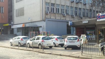Неправилно паркиране пред Централна поща в Стара Загора