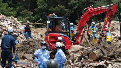 Спасителни екипи се надпреварват с времето в търсене на оцелели в префектура Хирошима.