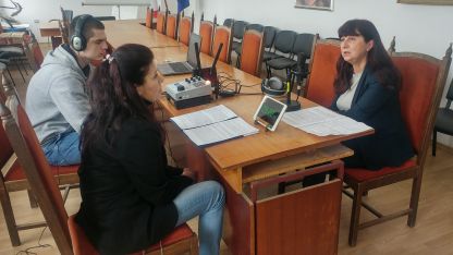 Пенка Пенкова, кмет на Община Лом, в изнесеното студио на Радио ВИДИН в крайдунавския град. 