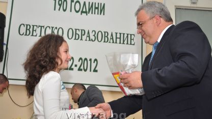 Дарението връчи кметът на Враца Николай Иванов