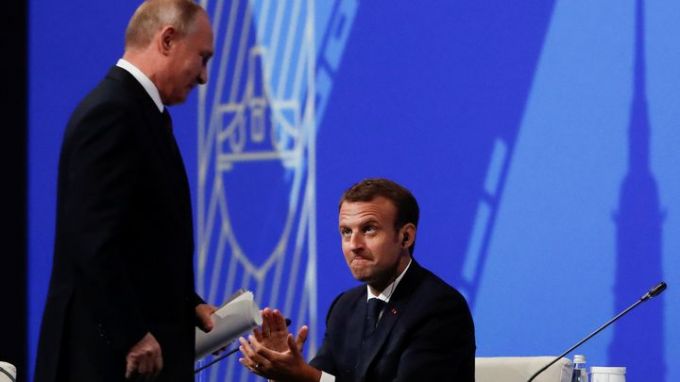Френският президент Еманюел Макрон аплодира Владимир Путин след края на речта му на икономическия форум в Санкт Петербург.