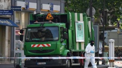 Криминалисти оглеждат откраднатия боклукчийски камион, чието съдържание трябвало да бъде изсипано пред централата на управляващата партия в Париж.