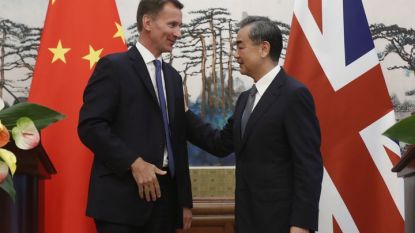 Британският външен министър Джереми Хънт (вляво) и китайският му колега Ван И на срещата им в Пекин.