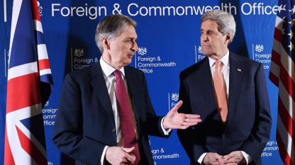 Джон Кери (вдясно) и Филип Хамънд ще председателстват среща на страните-участници в коалицията срещу групировката „Ислямска държава”.