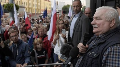 Лех Валенса говори по време на протестите срещу консервативното полско правителство