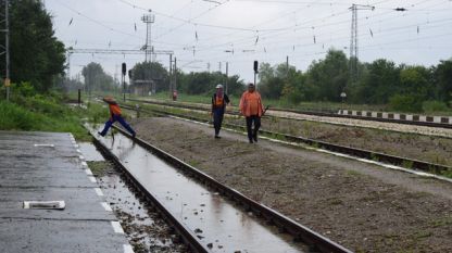 Пожарникари отводняват жп гарата в Джулюница