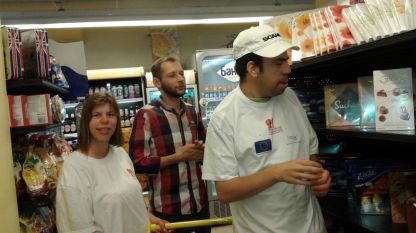 Марин Мирчев (в средата) придружава Сабина и Виктор два пъти семично до магазина, където те работят.