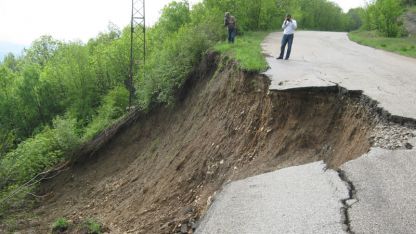 Пропадналият участък от пътя Белоградчик-Орешец на 22 април 2014 година след проливните дъждове