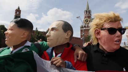 Футболни фенове на Мексико в центъра на Москва с маски на севернокорейския лидер Ким Чен-ун, руския президент Владимир Путин и американския държавен глава Доналд Тръмп