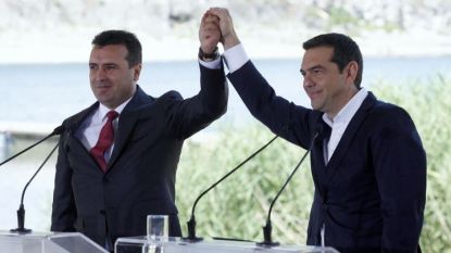 Македонският премиер Зоран Заев (вляво) и гръцкият - Алексис Ципрас, след подписването на договора за решаване на спора за името на Македония.