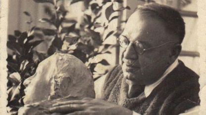 Хобито на д-р Александър Стефанов е ваенето на скулптури от глина 