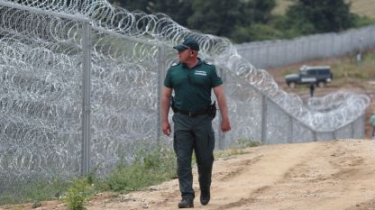Υπάλληλος της Συνοριακής Αστυνομίας ελέγχει το συρματόπλεγμα στα σύνορα με την Τουρκία