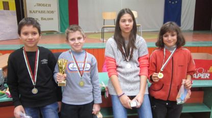 Ева Обесникова (трета отляво надясно) представи България в Сочи