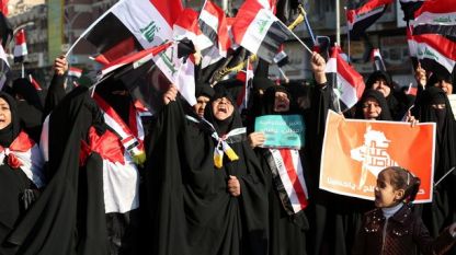 Поддръжници на шиитския лидер Муктада Садр развяват знамена на антиправителствената  демонстрация в Багдад