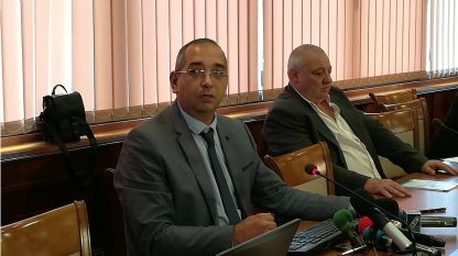 Младен Иванов (първият вляво) на пресконференцията 