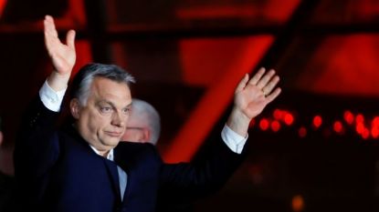 Виктор Орбан говори пред симпатизанти в Будапеща късно в неделя, след като частичните резултати показаха, че партията му печели убедителна победа, а той- нов мандат като премиер.