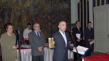 Николов с приза „Млад изобретател“  за 2006 г. на фондация „Еврика”