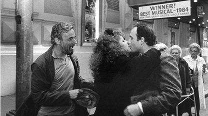 Стивън Сондхайм и Бернадет Питърс, една от звездите в „Неделя в парка с Джордж”, поздравяват сценариста Джеймс Лапайн, (на снимката отляво надясно) след като току-що са наградени от нюйоркските критици. Малко по-късно двамата получават и „Пулицър” за драма.