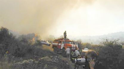 Над 150 души участват в гасенето на пожара край с. Змейово