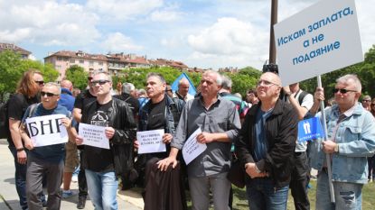Пред НДК музикалните състави на БНР продължават протестните си действия с митинг-концерт.