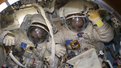 Космонавтите Александър Мисуркин (вляво) и Антон Шкаплеров по време на проверка в МКС на 31 януари 2018 г.