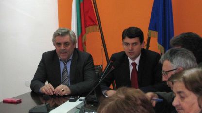 На снимката: заместник министърът на регионалното развитие и благоустройството Иван Ааспарухов (вляво) и депутатът от АБВ Иван Иванов