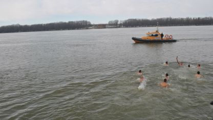 Млади русенци скочиха в ледените води на Дунав за кръста