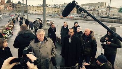 Американският посланик в Русия Джон Тефт дойде на лобното място на Борис Немцов