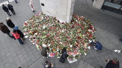 Берлинчани почитат с цветя и свещи жертвите на атентата