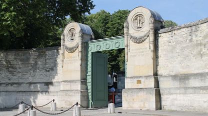 Централният вход на гробището Пер Лашез в Париж