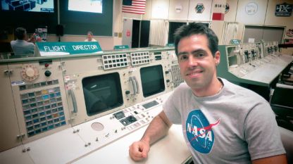 Тихомир Димитров в контролната зала на мисиите „Аполо“ в космическия център Джонсън, Хюстън, Тексас, САЩ.