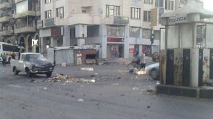 Кадър от видеозапис на държавната агенция САНА след една от атаките в град Суейда, Южна Сирия.
