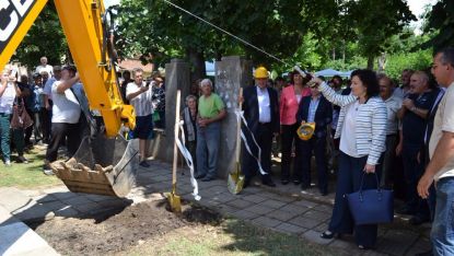 Танева направи първа копка на проект за реконструкция на водопроводната мрежа на селата Подем и Рибен, община Долна Митрополия.
