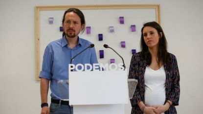 Пабло Иглесиас и партньорката му Ирене Монтеро, която очаква близнаци, поискаха вот на доверие от членовете на „Подемос“ на пресконференция в Мадрид на 21 май.