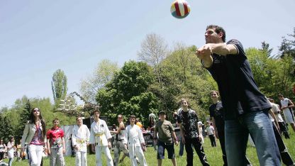 Пламен Константинов показва на деца волейболни умения