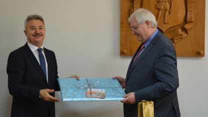 Пейзаж на Георги Паунов – Паунеца подари кметът на Монтана Златко Живков на Негово превъзходителство посланика на Германия в България Детлеф Лингеман (вдясно). 
